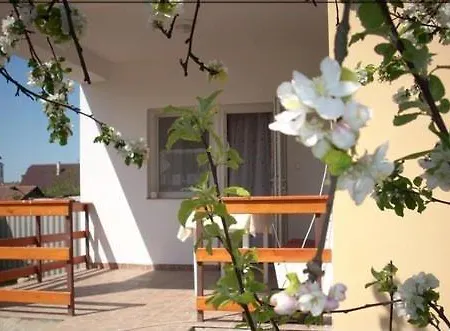 Abádi Karmazsin Ház *