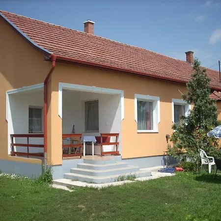 Abádi Karmazsin Ház Casa de Férias *